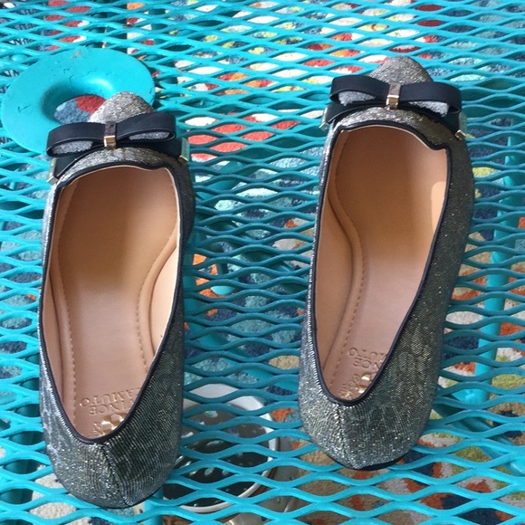 NWOT Vince Camuto Gold Flats - Picture 3 of 7